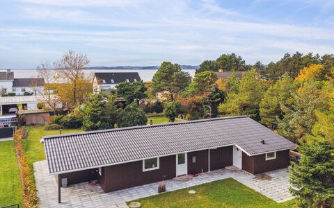 Ilva - 250M from the Sea: Toit, Domicile, Porte, Chalet, Ombre, Siding, Cour, Biens, Arrière-Cour