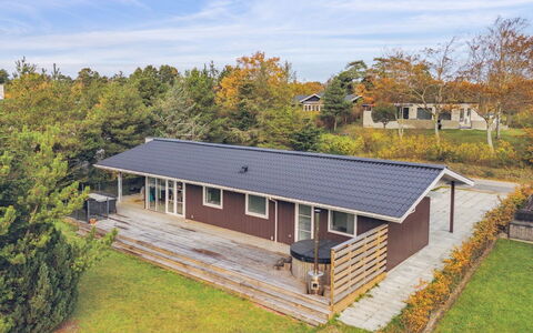 Ilva - 250M from the Sea: Toit, Domicile, Porte, Chalet, Ombre, Siding, Cour, Biens, Arrière-Cour