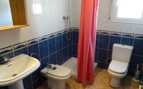 Villa Laura: Propriété, Luminaire Plomberie, Bleu, Violet, Salle De Bains, Robinet, Noir, Évier, Lavabo