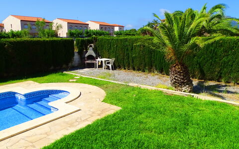 Villa Laura: Plante, Propriété, Bâtiment, Bleu Azur, Ciel, Arbre, Lot Terre, Herbe, Paysage, Mobilier De Jardin