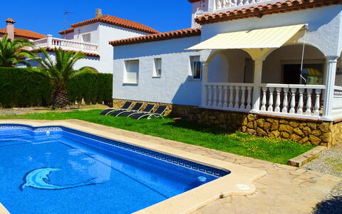 Villa Laura: L'Eau, Plante, Propriété, Bâtiment, Fenêtre, Bleu Azur, Piscine, Ciel, Loisir, Ombre