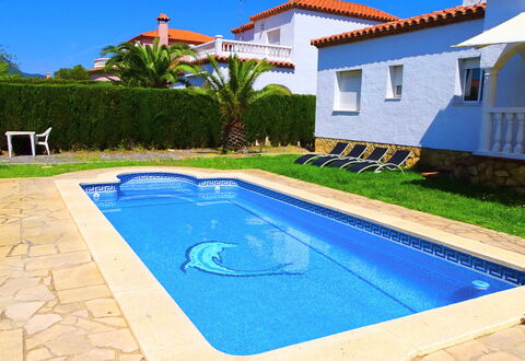 Villa Laura: L'Eau, Bâtiment, Plante, Propriété, Piscine, Bleu Azur, Bleu, Ciel, Fenêtre, Ombre