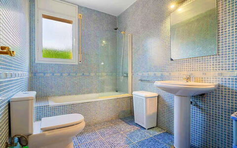 Villa Manuela: Évier, Propriété, Luminaire Plomberie, Baignoire, Violet, Robinet, Bleu Azur, Salle De Bains, Fenêtre, Design Intérieur