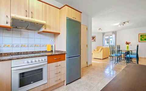 Villa Manuela: Cabinetry, Meubles, Propriété, Comptoir, Bâtiment, Appareil De Cuisine, Cuisine, Cuisinière, Tiroir, Bois