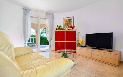 Villa Manuela: Meubles, Propriété, Canapé, Confort, Design Intérieur, Plante, Télévision, Salon, Jaune, Bois