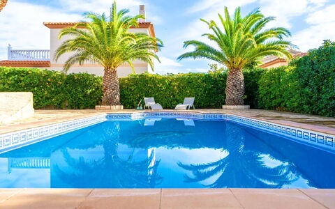 Villa Manuela: L'Eau, Nuage, Ciel, Plante, Propriété, Piscine, Bleu Azur, Arbre, Architecture, Plan D'Eau