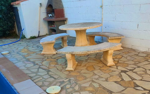 Villa Manuela: Propriété, Table, Plante, Surface De La Route, Bois, Sol, Sol, Mobilier De Jardin, Herbe, Brique