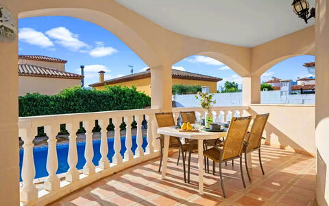 Villa Manuela: Table, Meubles, Propriété, Nuage, Ciel, Chaise, Bâtiment, Bleu Azur, Mobilier De Jardin, Bois