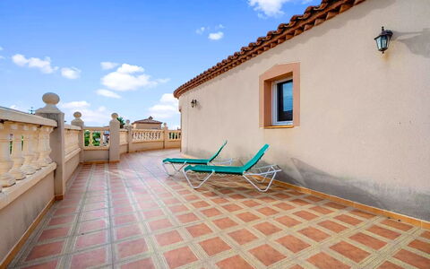 Villa Manuela: Nuage, Ciel, Bleu Azur, Bois, Mobilier De Jardin, Bâtiment, Ligne, Loisir, Sol, Mur