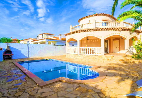 Villa Manuela: Nuage, Ciel, Bâtiment, Propriété, L'Eau, Plante, Bleu, Maison, Fenêtre, Piscine