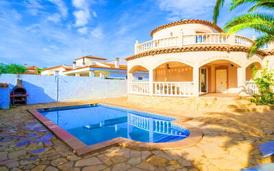 Villa Manuela: Nuage, Ciel, Bâtiment, Propriété, L'Eau, Plante, Bleu, Maison, Fenêtre, Piscine