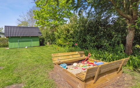Esther - 500M from the Sea: Meubles, Table, Mobilier De Jardin, Tableau De Plein Air, Chaise, Tache De Bois, Ombre, Arrière-Cour, Chalet, Table Cuisine Et Salle A Manger