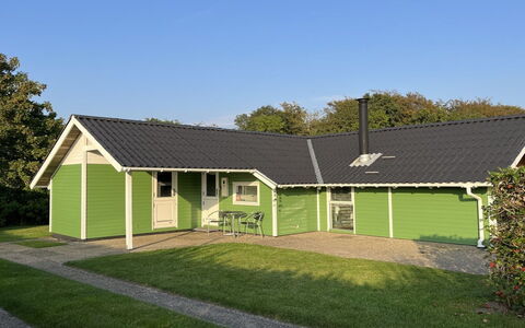 Esther - 500M from the Sea: Meubles, Table, Mobilier De Jardin, Tableau De Plein Air, Chaise, Tache De Bois, Ombre, Arrière-Cour, Chalet, Table Cuisine Et Salle A Manger
