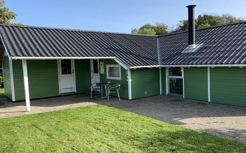 Esther - 500M from the Sea: Meubles, Table, Mobilier De Jardin, Tableau De Plein Air, Chaise, Tache De Bois, Ombre, Arrière-Cour, Chalet, Table Cuisine Et Salle A Manger