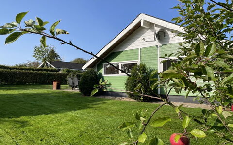 Esther - 500M from the Sea: Meubles, Table, Mobilier De Jardin, Tableau De Plein Air, Chaise, Tache De Bois, Ombre, Arrière-Cour, Chalet, Table Cuisine Et Salle A Manger