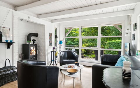 Vesa - 2.4Km from the Sea: Meubles, Design Intérieur, Sol, Canapé, Salon, Sol, Bois, Plafond, Pièce, Éclairage