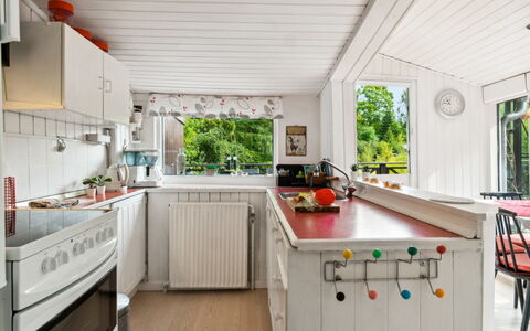 Vesa - 2.4Km from the Sea: Cuisine, Comptoir, Appareil De Cuisine, Principaux Appliance, Design Intérieur, Bois, Meubles, Sol, Cuisinière, Électroménager