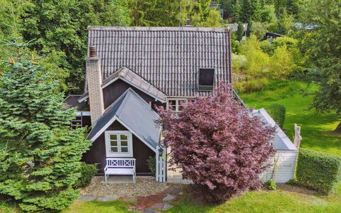 Vesa - 2.4Km from the Sea: Bâtiment, Fenêtre, Maison, Toit, Domicile, Arbuste, Chalet, Zone Résidentielle, Jardin