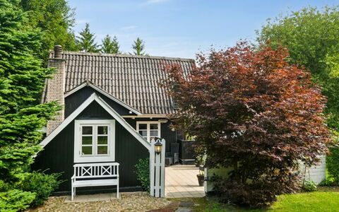 Vesa - 2.4Km from the Sea: Toit, Maison, Domicile, Chalet, Arbuste, Siding, Jardin, Porte, Batiments Jardin, Arrière-Cour