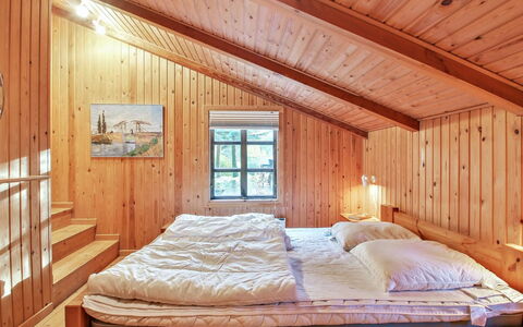 Muriel - 1.1Km from the Sea: Bois, Chambre, Design Intérieur, Sol, Meubles, Plafond, Lit, Sol, Pièce, Dur