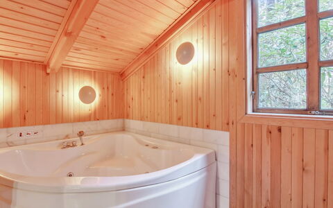 Muriel - 1.1Km from the Sea: Bois, Luminaire Plomberie, Baignoire, Design Intérieur, Sol, Salle De Bains, Plafond, Plomberie, Sol, Robinet