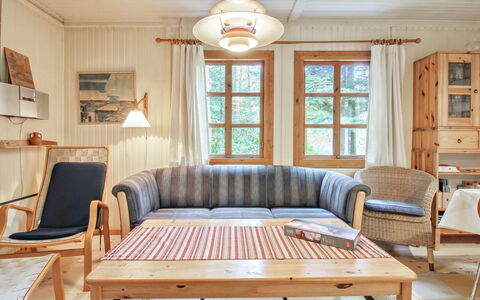Muriel - 1.1Km from the Sea: Meubles, Design Intérieur, Sol, Bois, Sol, Table, Plafond, Éclairage, Pièce, Salon