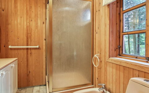 Muriel - 1.1Km from the Sea: Luminaire Plomberie, Bois, Salle De Bains, Sol, Sol, Robinet, Design Intérieur, Lavabo, Plomberie, Évier