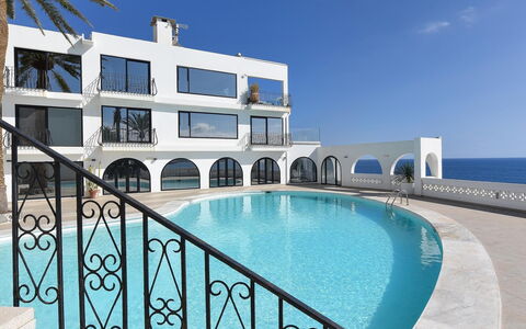 Seaside Suite 302: Plante, Bâtiment, Ciel, Nuage, Fenêtre, Maison, Arbre, Porte, Lot Terre, Ombre
