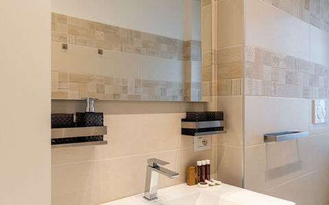 Contarini: Robinet, Évier, Luminaire Plomberie, Comptoir, Lavabo, Bois, Design Intérieur, Sol, Salle De Bains, Cabinetry