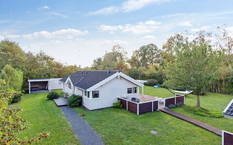 Hilaria - 1.4Km from the Sea: Domicile, Zone Résidentielle, Maison, Chalet, Toit, Lot Terre, Siding, Jardin, Biens, Pelouse