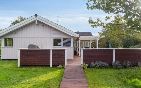 Hilaria - 1.4Km from the Sea: Domicile, Zone Résidentielle, Maison, Chalet, Toit, Lot Terre, Siding, Jardin, Biens, Pelouse