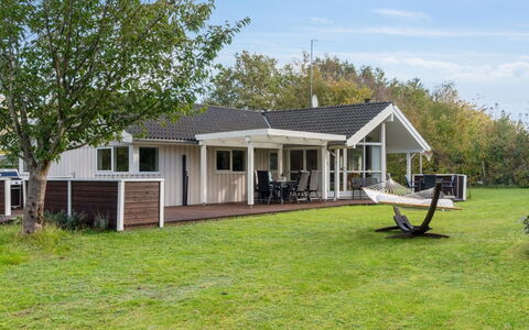 Hilaria - 1.4Km from the Sea: Domicile, Zone Résidentielle, Maison, Chalet, Toit, Lot Terre, Siding, Jardin, Biens, Pelouse