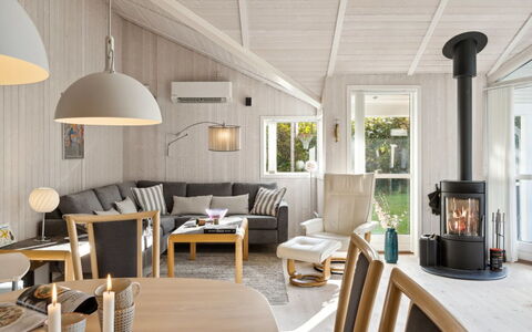Hilaria - 1.4Km from the Sea: Meubles, Design Intérieur, Sol, Bois, Plafond, Luminaire, Sol, Salon, Chaise, Canapé