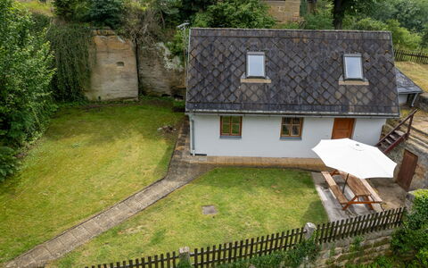 U Skály: Plante, Propriété, Bâtiment, Fenêtre, Maison, Lot Terre, Arbre, Herbe, Clôture, Bois
