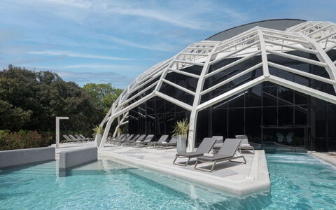 Luxury Beachfront Villa Porto Bus: L'Eau, Ciel, Nuage, Piscine, Ombre, Bâtiment, Plante, Composite, Immobilier, Loisir