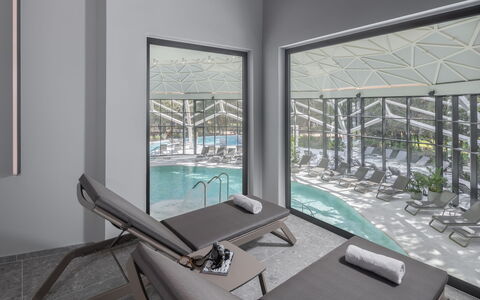 Luxury Beachfront Villa Porto Bus: Bâtiment, Ombre, Condominium, Chaise, Plante, Salon, Fenêtre, Sol, Verre