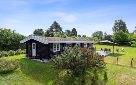 Jeppe - 500M from the Sea: Maison, Domicile, Chalet, Toit, Pelouse, Ferme, Biens, Jardin, Cour, Ombre