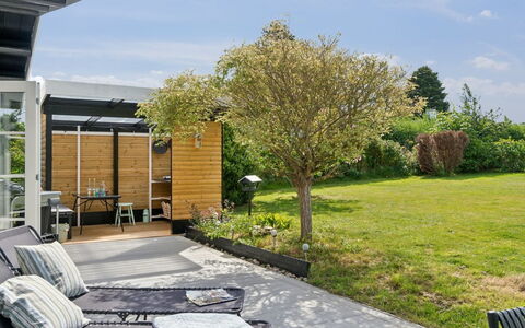 Jeppe - 500M from the Sea: Meubles, Mobilier De Jardin, Arbuste, Jardin, Chaise, Lot Terre, Ombre, Domicile, Arrière-Cour