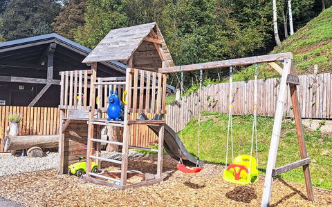 Beim Kainzbauer: Plante, Arbre, Lot Terre, Bois, Toboggan, Chute, Terrain De Jeux, Loisir, Herbe