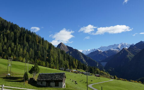 Rustico Orsaira: Ciel, Nuage, Montagne, Plante, Paysage Naturel, Arbre, Herbe, Pente, Prairie, Cumulus