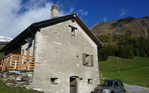 Rustico Orsaira: Nuage, Ciel, Plante, Voiture, Bâtiment, Fenêtre, Véhicule, Montagne, Lot Terre, Maison