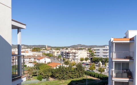 Zafiro: Nuage, Ciel, Plante, Bâtiment, Fenêtre, Maison, Lot Terre, Arbre, Herbe, Chalet