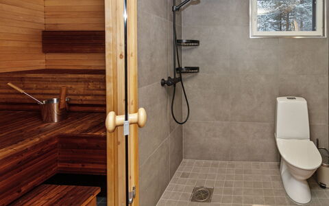 Mäkitie 4: Sol, Luminaire Plomberie, Bois, Sol, Design Intérieur, Salle De Bains, Plomberie, Tuile, Robinet, Toilette