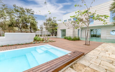 Villa Clementina: Propriété, Plante, Nuage, Bleu Azur, La Nature, Piscine, Ciel, Rectangle, Architecture, Design Intérieur