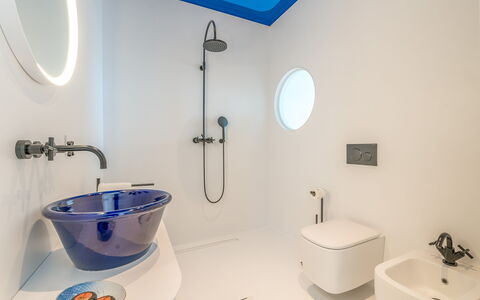 Villa Clementina: Luminaire Plomberie, Propriété, Robinet, Blanc, Salle De Bains, Lavabo, Bleu, Violet, Design Intérieur, Bâtiment