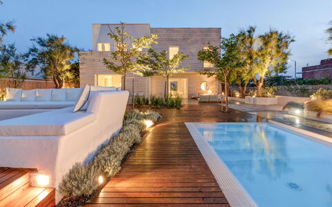 Villa Clementina: L'Eau, Ciel, Jour, Plante, Bleu Azur, Bâtiment, Arbre, Design Intérieur, Architecture, Zone Résidentielle