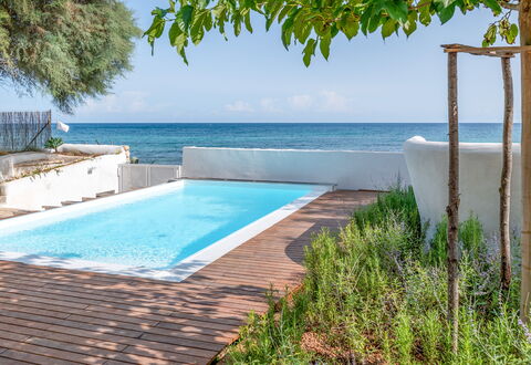 Villa Clementina: L'Eau, Plante, Ciel, Ressources En Eau, Propriété, Piscine, Bleu Azur, Rectangle, Arbre, Ombre