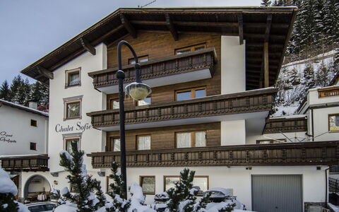 Ischgl 110: Ciel, Bâtiment, Propriété, Fenêtre, Neige, Plante, Arbre, Design Urbain, Maison, Quartier