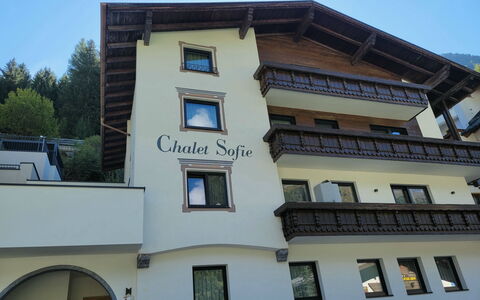 Ischgl 110: Ciel, Fenêtre, Bâtiment, Matériel De La Propriété, Zone Résidentielle, Design Urbain, Immobilier, Façade, Arbre