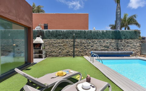 Salobre Golf Resort: Bâtiment, Ciel, Plante, Fenêtre, Maison, Façade, Arbre, Loisir, Toit